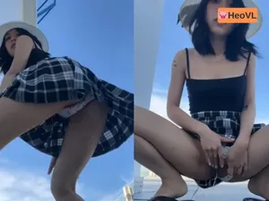 Gấu dâm đi đi giã ngoại nhưng cũng không quên quay clip show cò cho fans xem