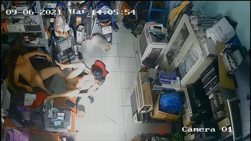 Cô vợ chồng yêu quan hệ nhau trong của hàng máy tính